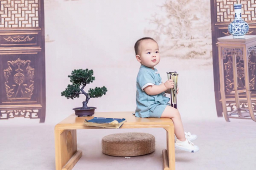 广汉宝宝边吃奶边挣扎烦躁